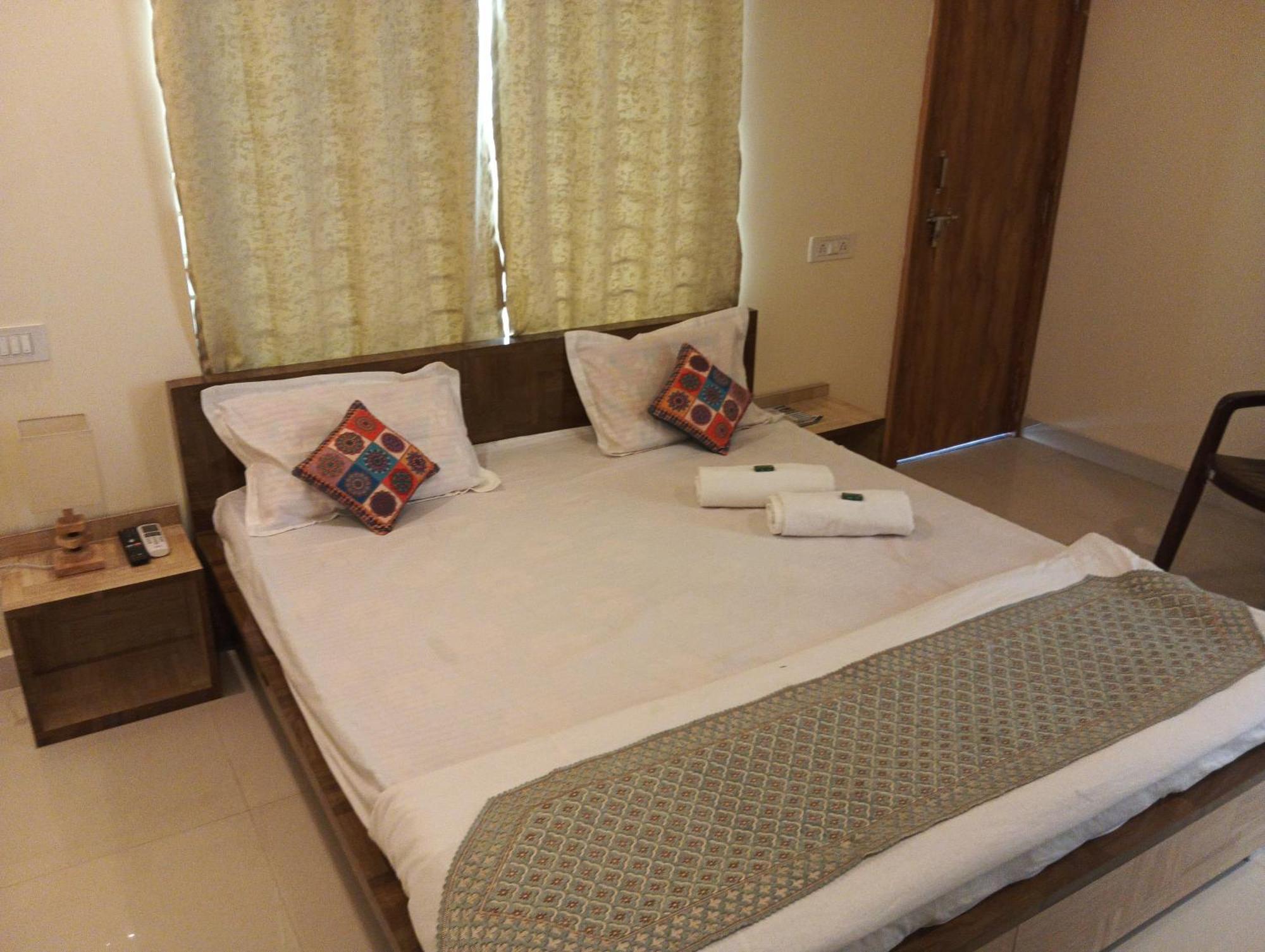 Hotel Shivashray Luxury Stays & Inn Ujjain Room photo